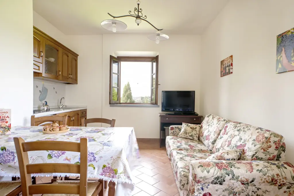 Soggiorno e angolo cottura dell'Appartamento 11 Comfort dell'Agriturismo Isola Verde