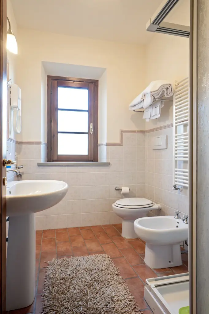 Bagno con doccia della Suite 12 Family