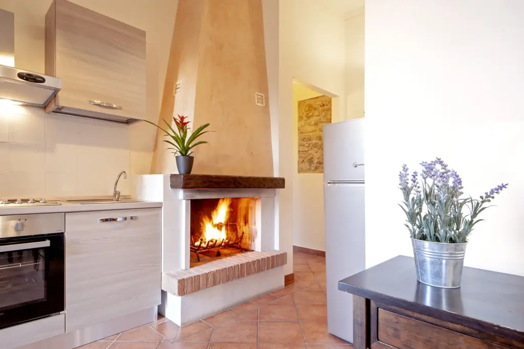 Cucina con camino della Suite 12 Family