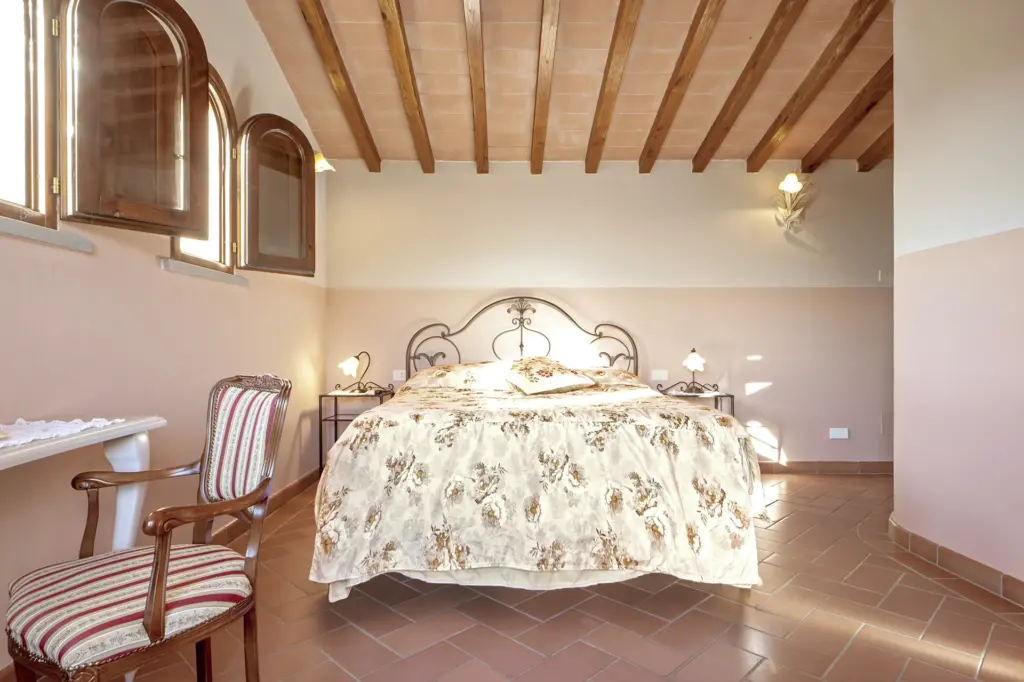 Camera 09 Superior con letto matrimoniale e travi in legno