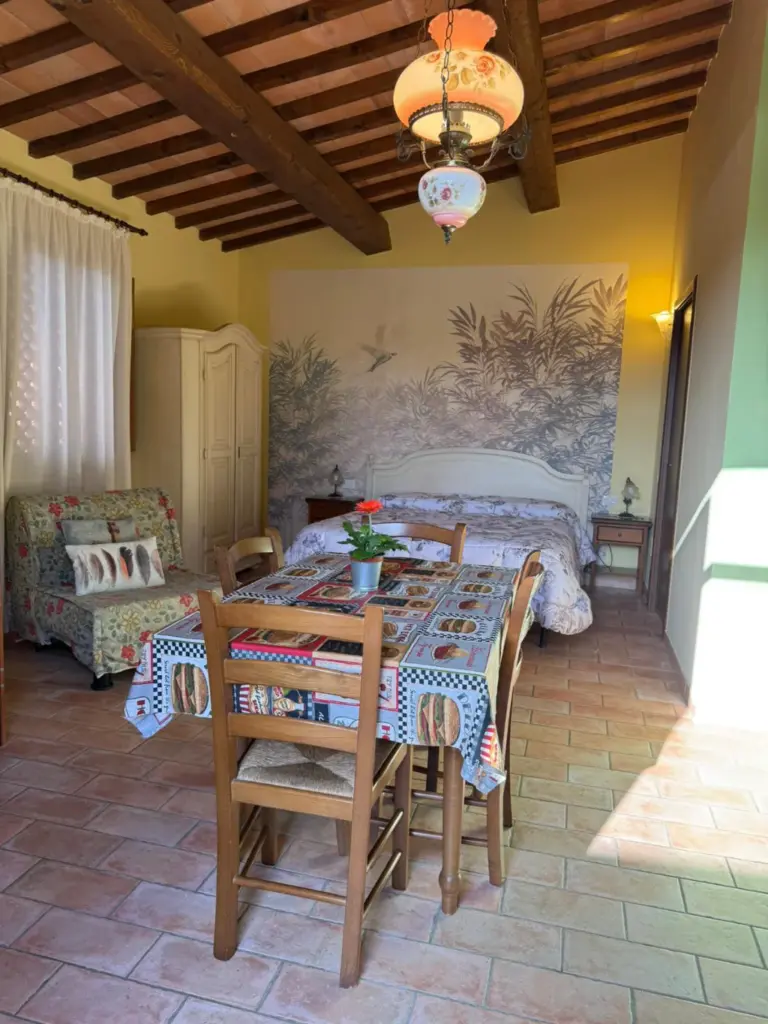 Zona pranzo e letto matrimoniale dell'Appartamento 16 Family