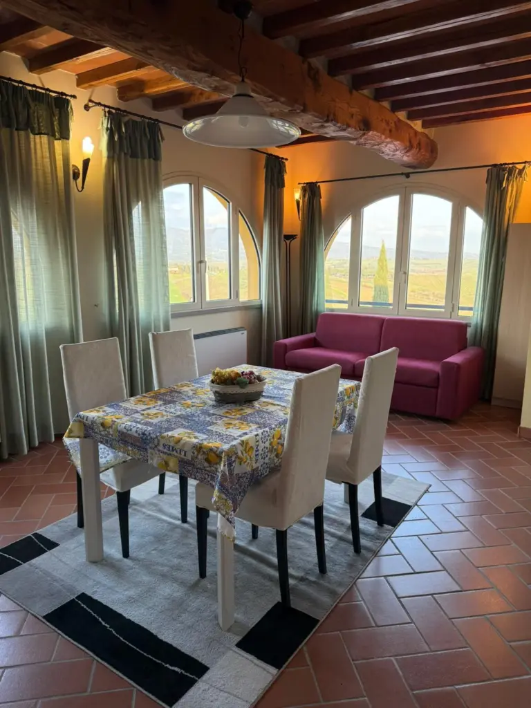 Zona pranzo dell'Appartamento 31 Deluxe con vista sulle colline toscane
