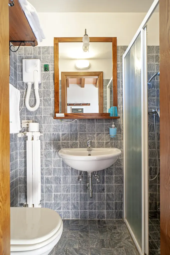 Camera 09 bagno con doccia