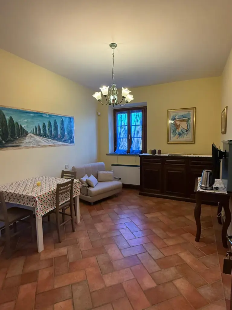 Zona giorno dell'Appartamento 45 Basic con tavolo da pranzo e letto matrimoniale