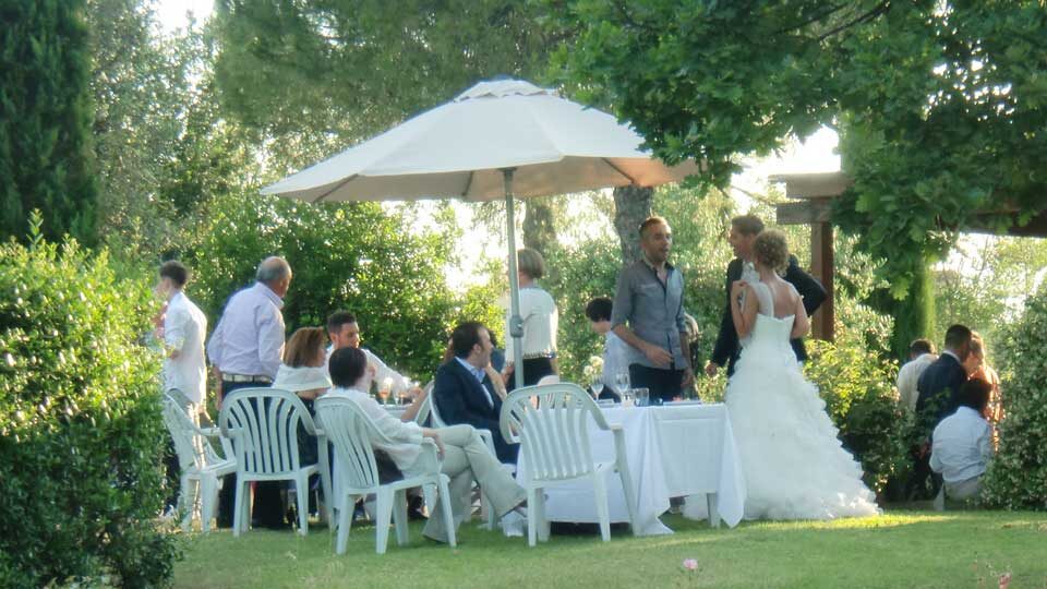 gruppo di persone con sposa nel giardino di Agriturismo Isola Verde - Cerreto Guidi - Firenze -Toscana
